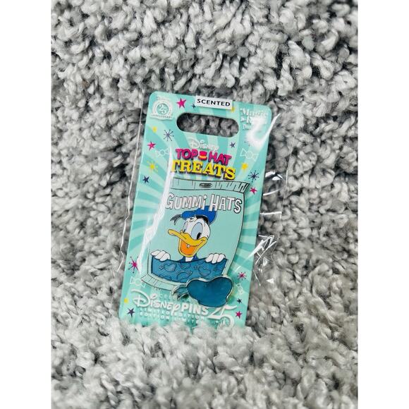 Disney 2025 Top Treats Gummi Hats Donald Duck Scented Magic Key Pin LE 1500 - Picture 8 of 8